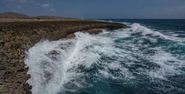 Büyüleyici deniz dalgaları sıçrıyor. Doğanın gerçek gücü.