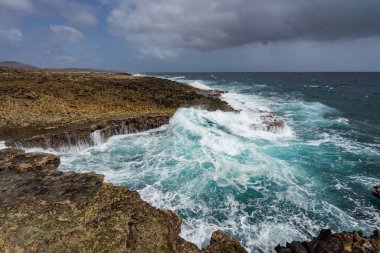Büyüleyici deniz dalgaları sıçrıyor. Doğanın gerçek gücü.