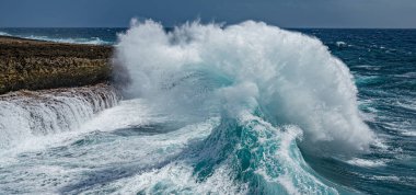 Büyüleyici deniz dalgaları sıçrıyor. Doğanın gerçek gücü.