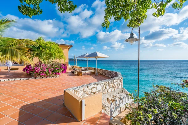 Mooi Tropisch Strand Met Witte Stoelen Parasol Het Terras — Stockfoto