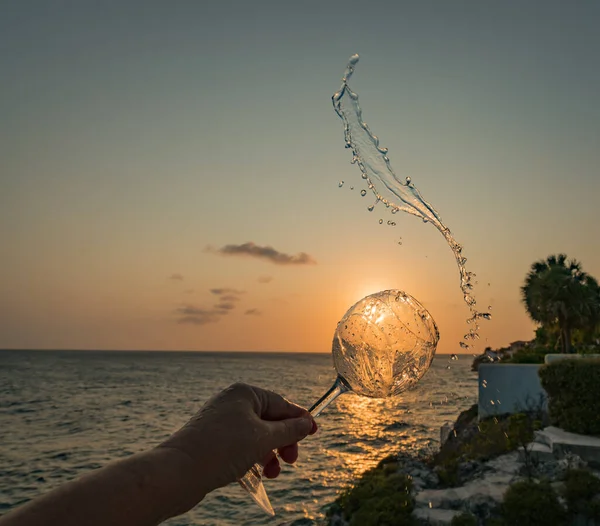 キュラソー島の海に沈む夕日とドリンク — ストック写真