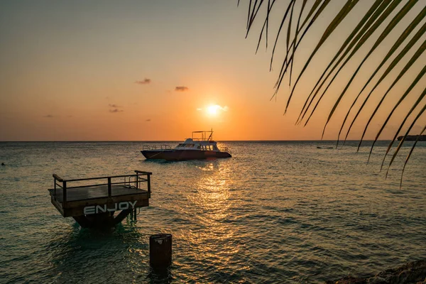 Zachód Słońca Nad Oceanem Curacao Drinkami — Zdjęcie stockowe