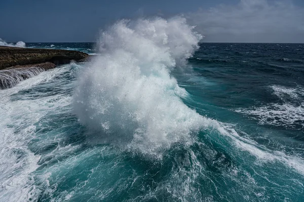 Büyüleyici Deniz Dalgaları Sıçrıyor Doğanın Gerçek Gücü — Stok fotoğraf