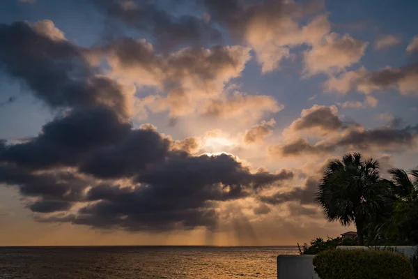 Ποτά Ηλιοβασίλεμα Δίπλα Στον Ωκεανό Κουρασάο — Φωτογραφία Αρχείου