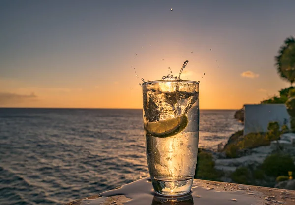 Der Sonnenuntergang Über Dem Meer Auf Curacao Mit Getränken — Stockfoto