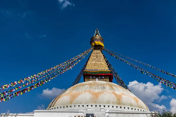 布达邦和尼泊尔加德满都的佛教佛像和祈祷会旗 — 图库照片