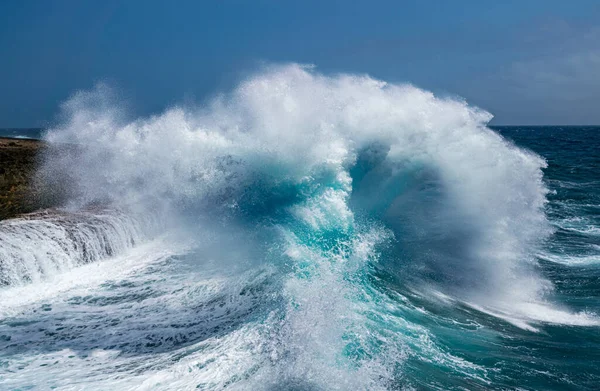 Büyüleyici Deniz Dalgaları Sıçrıyor Doğanın Gerçek Gücü — Stok fotoğraf