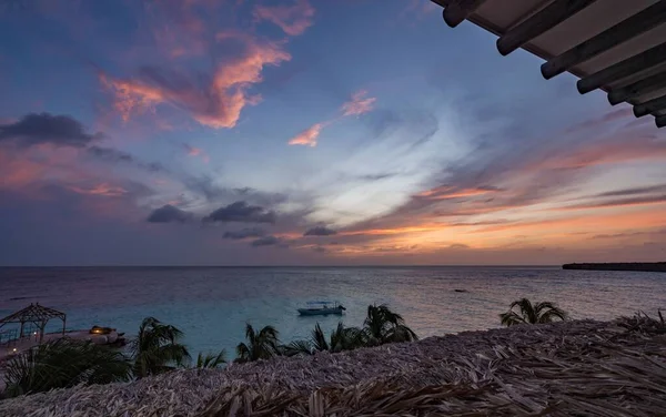 Wspaniały Zachód Słońca Kolorowymi Chmurami Tropikalnej Plaży — Zdjęcie stockowe