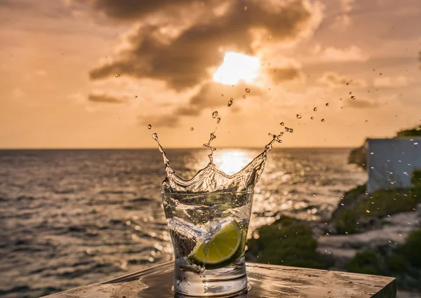 Der Sonnenuntergang Über Dem Meer Auf Curacao Mit Getränken — Stockfoto