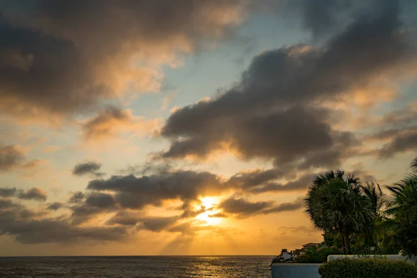 Ποτά Ηλιοβασίλεμα Δίπλα Στον Ωκεανό Κουρασάο — Φωτογραφία Αρχείου