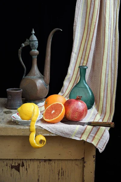 Doğu natürmort (İran): portakal, nar, limon, meyve, doğu sürahisi (sürahi)).