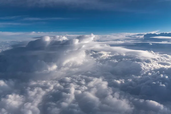 青い空の雲の形成 — ストック写真