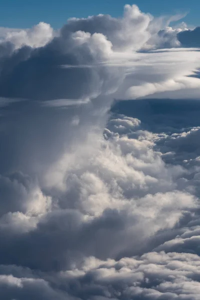 青い空の雲の形成 — ストック写真