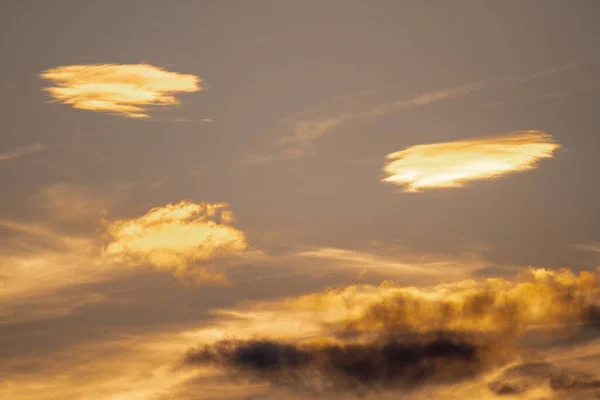 Σχηματισμοί Sunset Cloud Ένα Spring Sky — Φωτογραφία Αρχείου