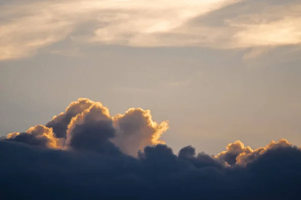 春空に沈む夕日雲の形成 — ストック写真