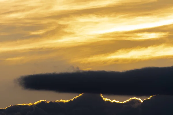 春空に沈む夕日雲の形成 — ストック写真