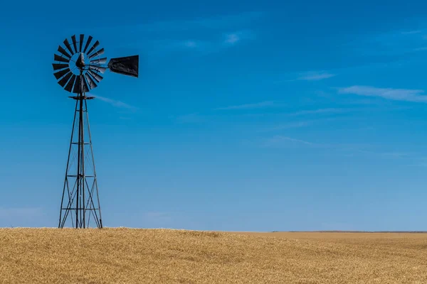 Вітряна Насосна Полі Пшениці — стокове фото