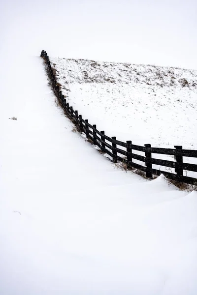 Black Fence Στο Snowfields Βαθύ Χειμώνα — Φωτογραφία Αρχείου