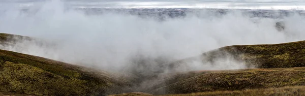 雲が宮殿の丘の上を移動する — ストック写真