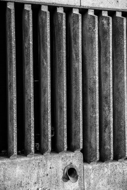 Su çıkışlı duvardaki yapı