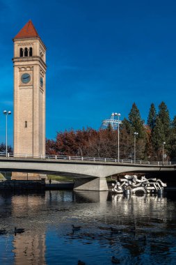 Bell Tower ve Spokane River Spokane Park Spokane, WA 'da.