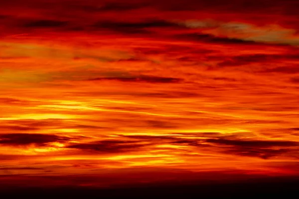 Ηλιοβασίλεμα Και Σύννεφα Στη Χρυσή Ώρα — Φωτογραφία Αρχείου