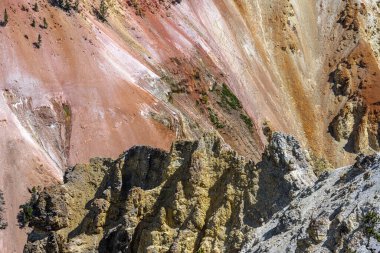 Yellowstone Ulusal Parkı 'ndaki Büyük Kanyon' da Kaya ve Kum oluşumları