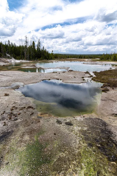 Lago Crepitante Cuenca Norris Geyser Parque Nacional Yellowstone — Foto de Stock