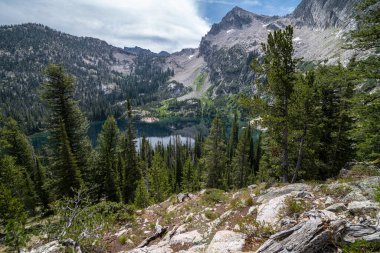 Sawtooth Dağı 'ndaki Alp Gölü, Idaho.