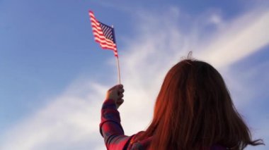 Vatanseverlik, bağımsızlık günü ve halk konsepti - mutlu, heyecanlı Amerikan bayrağı taşıyan genç kadın