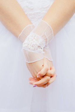 Düğün aksesuarları. Eldivenler, kadın elleri. Birbirlerini tutarlar..