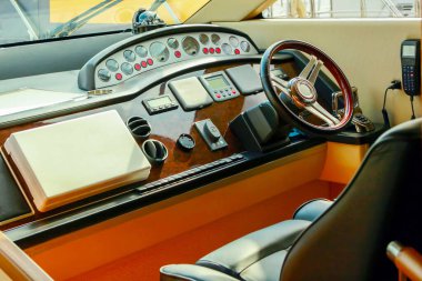 Modern bir yatın kontrolü, kaptan kabininde.