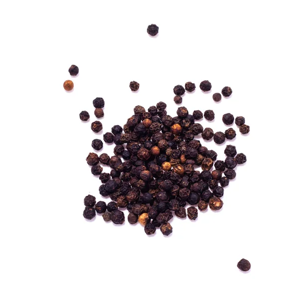 Um punhado de pimenta preta seca isolada em branco — Fotografia de Stock