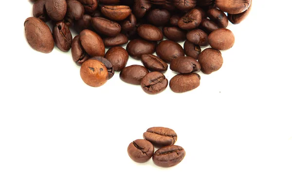 Kaffebönor isolerad på en vit bakgrund — Stockfoto