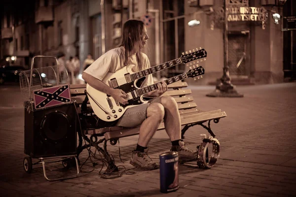 Facet gra na gitarze na Arbat Street. — Zdjęcie stockowe