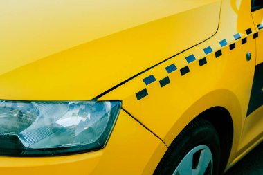 Arabanın ön tarafı sarı renkte.