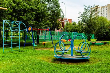Boş çocuklar açık havada salıncaklar