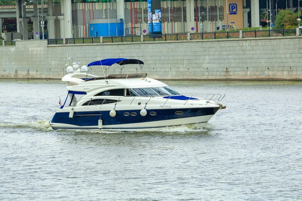 Transporte acuático yate moderno en el río Moscú — Foto de Stock