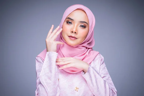 Huvudskott Porträtt Vacker Kvinnlig Modell Bär Traditionell Klänning Och Hijab — Stockfoto