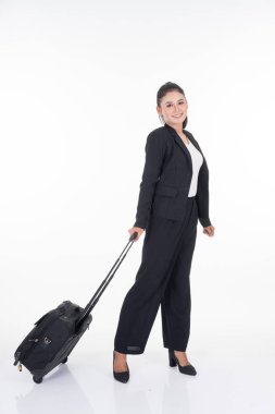 İş gezisinde olan bir iş kadını, beyaz arka planda izole edilmiş bavulları var. Seyahat veya iş konsepti için kesime, manipülasyona veya bileşik çalışmalara uygundur.