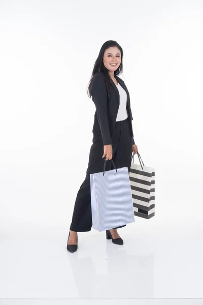 Een Mooie Aziatische Vrouw Draagt Kantoorkleding Poseert Met Boodschappentassen Geïsoleerd — Stockfoto