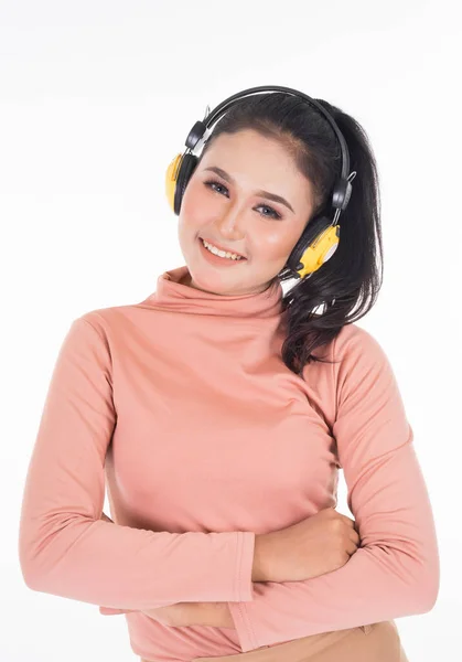 Remaja Asia Ceria Mengenakan Turtleneck Dan Celana Menggunakan Headphone Nirkabel — Stok Foto