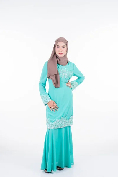 Bella Modella Musulmana Varie Pose Indossando Kurung Hijab Moderni Abbigliamento — Foto Stock