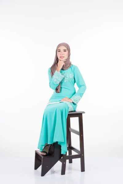 Modelo Muçulmano Feminino Bonito Várias Poses Vestindo Kurung Moderno Hijab — Fotografia de Stock