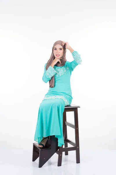 Mooi Vrouwelijk Moslim Model Verschillende Poses Met Moderne Kurung Hijab — Stockfoto