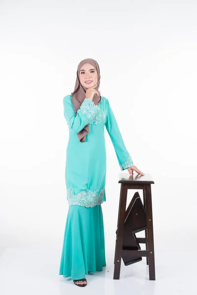 Bella Modella Musulmana Varie Pose Indossando Kurung Hijab Moderni Abbigliamento — Foto Stock