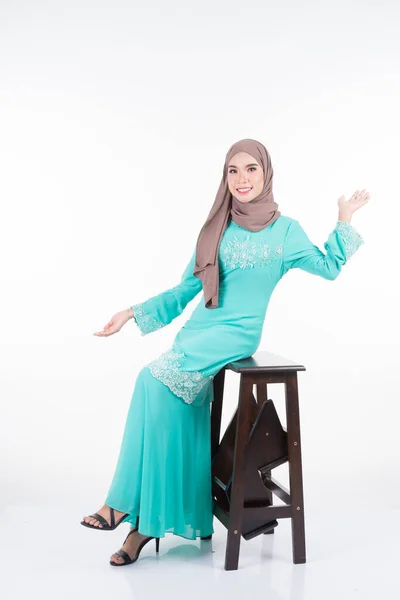 Hermosa Modelo Musulmana Femenina Varias Poses Con Kurung Moderno Hijab —  Fotos de Stock