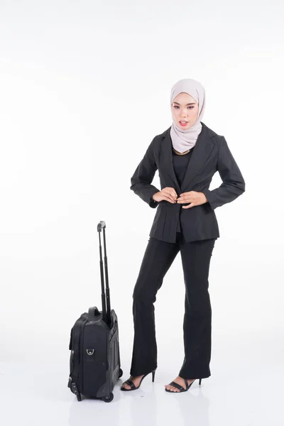 Moslim Zakenvrouw Zakenreis Met Bagage Geïsoleerd Witte Achtergrond Geschikt Voor — Stockfoto