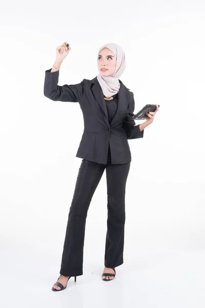 히잡을 색종이와 몸짓을 매력적 이슬람 사업가의 금융의 이미지 차단을 — 스톡 사진