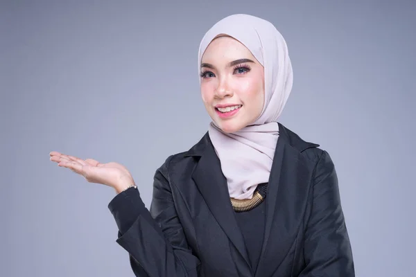一半长的肖像一个有吸引力的穆斯林女商人头戴头巾与灰色背景分离的混合姿势和手势 用于企业 商业或金融的图像剪裁 — 图库照片